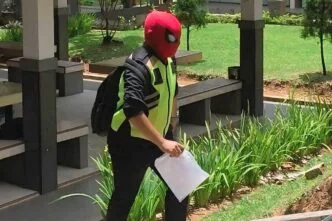 Aksi Sosial Spiderman di Padang, Pria Ini Antar Nasi Gratis ke Warga yang Membutuhkan