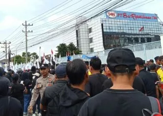 Belum Ada Kejelasan, Ribuan Eks Karyawan Sritex Demo Damai Tuntut Hak Pesangon