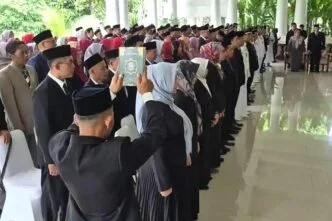 Bupati Ponorogo non aktif Sugiri Sancoko saat menggelar mutasi jabatan
