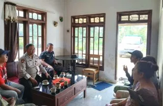 Dipukul Ibunya karena Tak Mau Membereskan Kamar, Remaja di Malang Lapor Polisi Lewat Panggilan Darurat 110 Dipukul ibu gegara tak mau membereskan kamar, remaja di malang lapor polisi