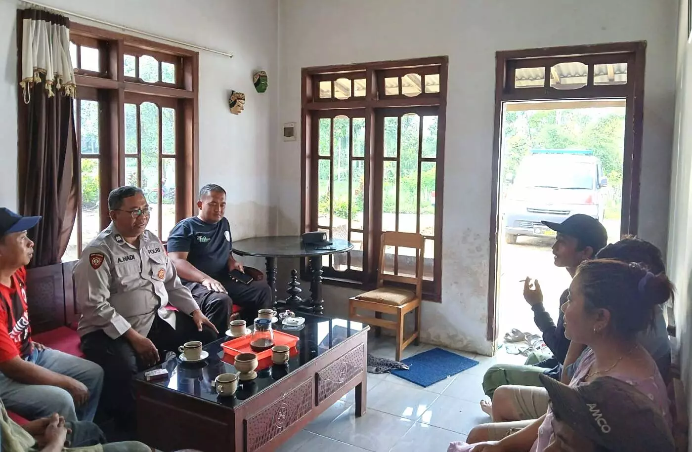 Dipukul Ibunya karena Tak Mau Membereskan Kamar, Remaja di Malang Lapor Polisi Lewat Panggilan Darurat 110 Dipukul ibu gegara tak mau membereskan kamar, remaja di malang lapor polisi
