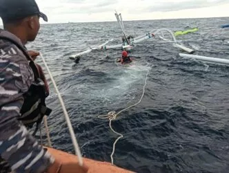 Diterjang ombak batu abah, nelayan nusa penida berhasil diselamatkan tim sar