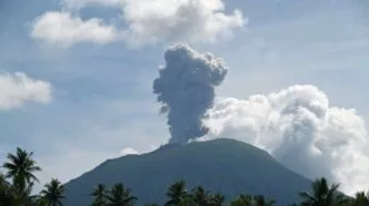 Empat Kali Meletus, Gunung Ibu Lepaskan Abu Pekat ke Tenggara