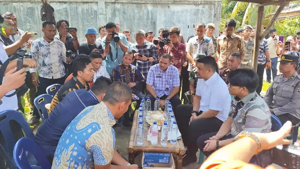 Gubernur sumatera utara, bobby nasution mengunjungi kediaman guru smk negeri 1 kutalimbaru, sopian daulai nadeak, yang dilaporkan orang tua siswa ke polisi