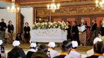 Gusti Purboyo Resmi Naik Takhta Jadi Paku Buwono XIV, Ikrar di Hadapan Jenazah Ayahnya Gusti purboyo naik tahta gantikan ayahnya