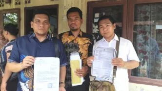 Janson simamora, selaku kuasa hukum sopian daulai nadeak (kiri) dan sopian daulai nadeak (tengah) saat ditemui di kediamannya