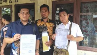 Janson simamora, selaku kuasa hukum sopian daulai nadeak (kiri) dan sopian daulai nadeak (tengah) saat ditemui di kediamannya
