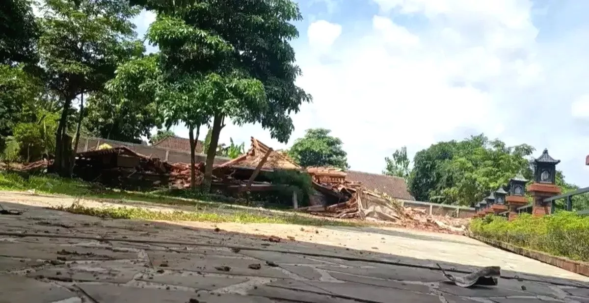 Diduga Karena Perselingkuhan, Joglo Megah di Karanganyar Dirobohkan Pemiliknya Joglo Megah di Popongan Diratakan, Pemilik Diduga Emosi Akibat Perselingkuhan