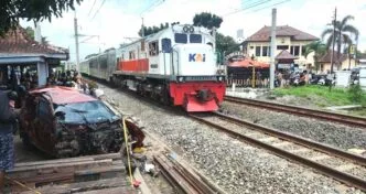 Kecelakaan maut di perlintasan prambanan, tiga orang tewas usai ka bangunkarta hantam mobil dan motor