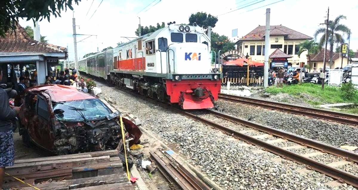 Kecelakaan maut di perlintasan prambanan, tiga orang tewas usai ka bangunkarta hantam mobil dan motor