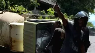 Kecelakaan Tunggal di Jimbaran Truk Molen Gagal Menanjak dan Terguling
