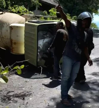 Kecelakaan Tunggal di Jimbaran Truk Molen Gagal Menanjak dan Terguling