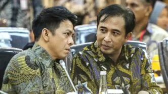 Ketua AKSI Satriyo Yudi Wahono atau Piyu (kanan) berbincang dengan Ketua VISI Nazril Irham atau Ariel (kiri) saat mengikuti RDPU dengan Komisi XIII DPR