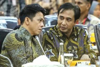 Ketua AKSI Satriyo Yudi Wahono atau Piyu (kanan) berbincang dengan Ketua VISI Nazril Irham atau Ariel (kiri) saat mengikuti RDPU dengan Komisi XIII DPR