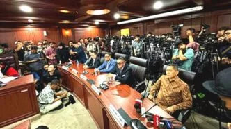 Mahkamah kehormatan dewan (mkd) dpr menjatuhkan sanksi kepada tiga anggota dpr, termasuk nafa urbach dan ahmad sahroni