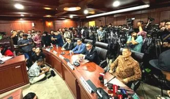 Mahkamah kehormatan dewan (mkd) dpr menjatuhkan sanksi kepada tiga anggota dpr, termasuk nafa urbach dan ahmad sahroni