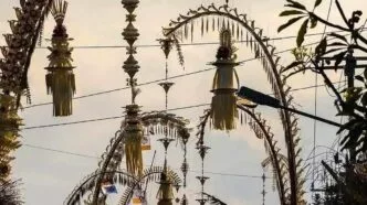 PLN Bali Imbau Warga Jaga Jarak Aman Saat Pasang Penjor Galungan, Minimal 2,5 Meter dari Kabel Listrik