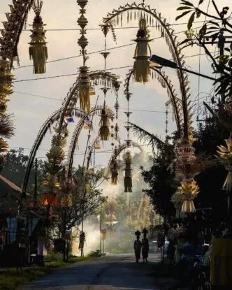 PLN Bali Imbau Warga Jaga Jarak Aman Saat Pasang Penjor Galungan, Minimal 2,5 Meter dari Kabel Listrik