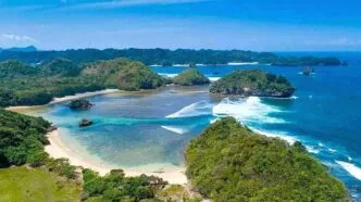 Pantai Teluk Asmara Malang Jawa Timur memiliki julukan Raja Ampat nya Malang dengan gugusan pulau pulau kecil yang hijau rimbun