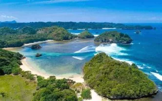 Pantai Teluk Asmara Malang Jawa Timur memiliki julukan Raja Ampat nya Malang dengan gugusan pulau pulau kecil yang hijau rimbun