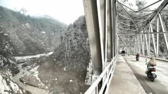 Peringatan Bahaya Gunung Semeru, Aktivitas Letusan Terus Berlanjut, Warga Diminta Menjauh