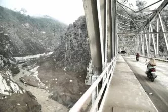 Peringatan Bahaya Gunung Semeru, Aktivitas Letusan Terus Berlanjut, Warga Diminta Menjauh