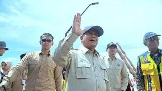 Prabowo saat meresmikan jembatan kabanaran Minta Anak Sekolah Tak Perlu Menunggu Lama untuk Sambut Presiden