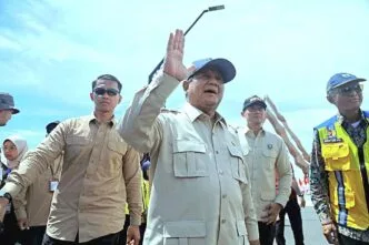Prabowo saat meresmikan jembatan kabanaran Minta Anak Sekolah Tak Perlu Menunggu Lama untuk Sambut Presiden