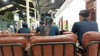 Pramugara dan Pramugari KAI Dituding Pacaran di Stasiun Yogyakarta