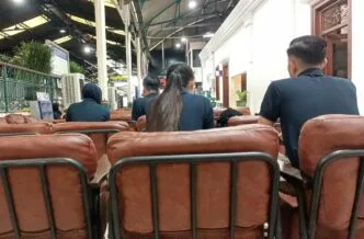 Pramugara dan Pramugari KAI Dituding Pacaran di Stasiun Yogyakarta