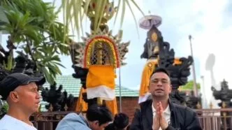 Raffi Ahmad dan Ariel Noah Rayakan Keberagaman Lewat Tradisi Penjor di Bali