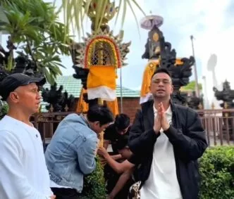Raffi Ahmad dan Ariel Noah Rayakan Keberagaman Lewat Tradisi Penjor di Bali