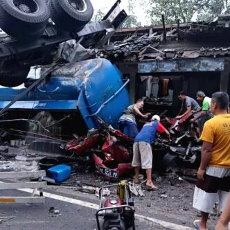 Jalur Magelang–Purworejo di Kalijambe Kembali Telan Korban, Truk Solar Diduga Rem Blong Tabrak Deretan Warung Rem Blong di Turunan Kalijambe, Truk Solar Hancurkan Warung dan Ganggu Lalu Lintas Purworejo–Magelang