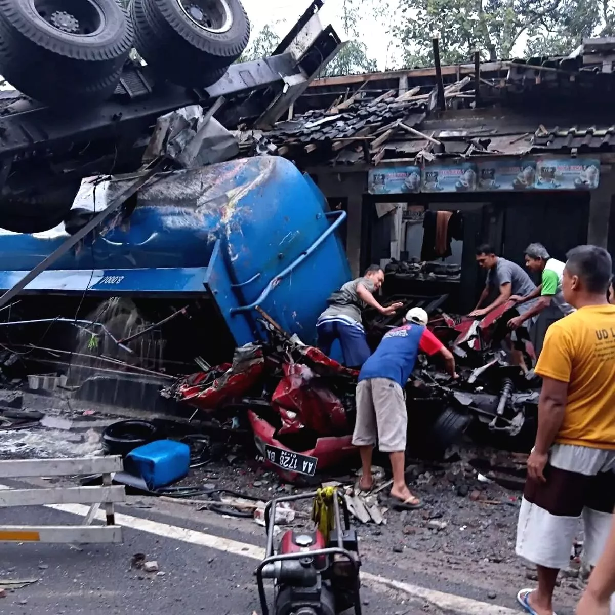 Jalur Magelang–Purworejo di Kalijambe Kembali Telan Korban, Truk Solar Diduga Rem Blong Tabrak Deretan Warung Rem Blong di Turunan Kalijambe, Truk Solar Hancurkan Warung dan Ganggu Lalu Lintas Purworejo–Magelang