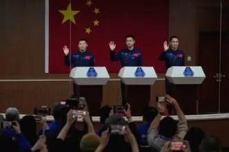 Shenzhou 21 Jadi Penyelamat, Astronaut China Pulang Setelah Misi Terpanjang