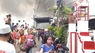 Suasana Kebakaran Hebat di Palmerah akibat Kabel SUTET Putus