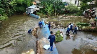 Tanggul baswedan di jati padang jebol akibat hujan deras, warga minta solusi permanen