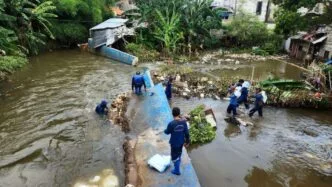 Tanggul baswedan di jati padang jebol akibat hujan deras, warga minta solusi permanen