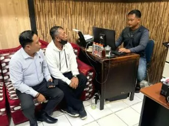 Penuhi Panggilan Polisi, Tarman Jelaskan Asal-Usul Cek Rp3 Miliar yang Jadi Mahar Pernikahan Tarman Akui Tulis Sendiri Cek Rp3 Miliar, Tapi Dana Tak Ada di Rekening