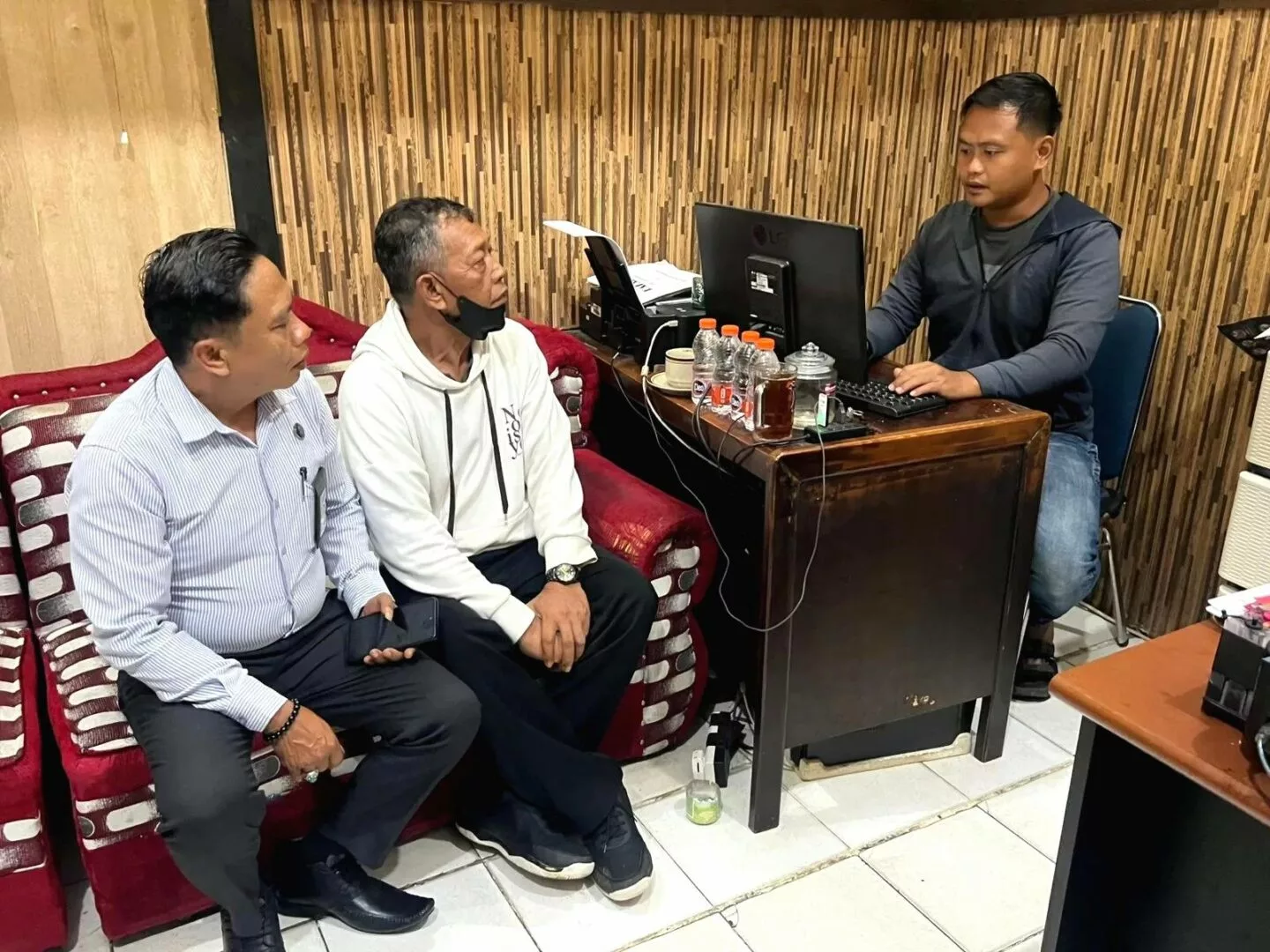 Penuhi Panggilan Polisi, Tarman Jelaskan Asal-Usul Cek Rp3 Miliar yang Jadi Mahar Pernikahan Tarman Akui Tulis Sendiri Cek Rp3 Miliar, Tapi Dana Tak Ada di Rekening