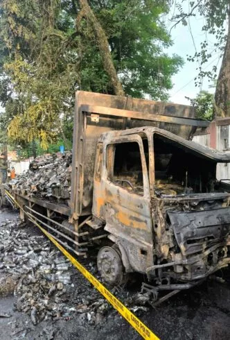 Truk bbm tabrak tronton di cianjur, tangki pecah dan kobaran api hanguskan sejumlah kendaraan