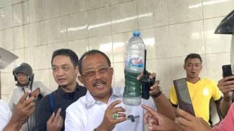 Wakil walikota surabaya armuji saat melakukan sidak ke spbu pertamina