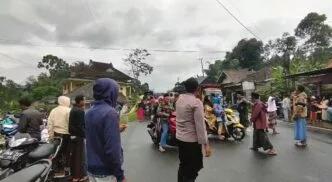 Warga Desa Supiturang dan Oro oro Ombo Mengungsi Setelah Erupsi Gunung Semeru pada 19 November