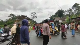 Warga Desa Supiturang dan Oro oro Ombo Mengungsi Setelah Erupsi Gunung Semeru pada 19 November