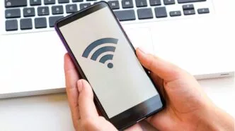 Serangan Siber Meningkat, Google Ingatkan Pengguna Android Soal Bahaya WiFi Publik WiFi Publik Ternyata Berbahaya, Google Ungkap Risiko Besar Bagi Pengguna Android