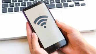 Serangan Siber Meningkat, Google Ingatkan Pengguna Android Soal Bahaya WiFi Publik WiFi Publik Ternyata Berbahaya, Google Ungkap Risiko Besar Bagi Pengguna Android