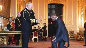 David beckham menerima gelar ksatria dari raja charles