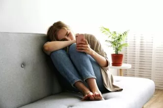 Fenomena Kesepian Digital dan Kenapa Banyak Orang Curhat ke AI Fenomena kesepian digital
