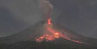 Gunung merapi muntahkan lava pijar