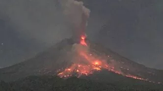 Gunung merapi muntahkan lava pijar